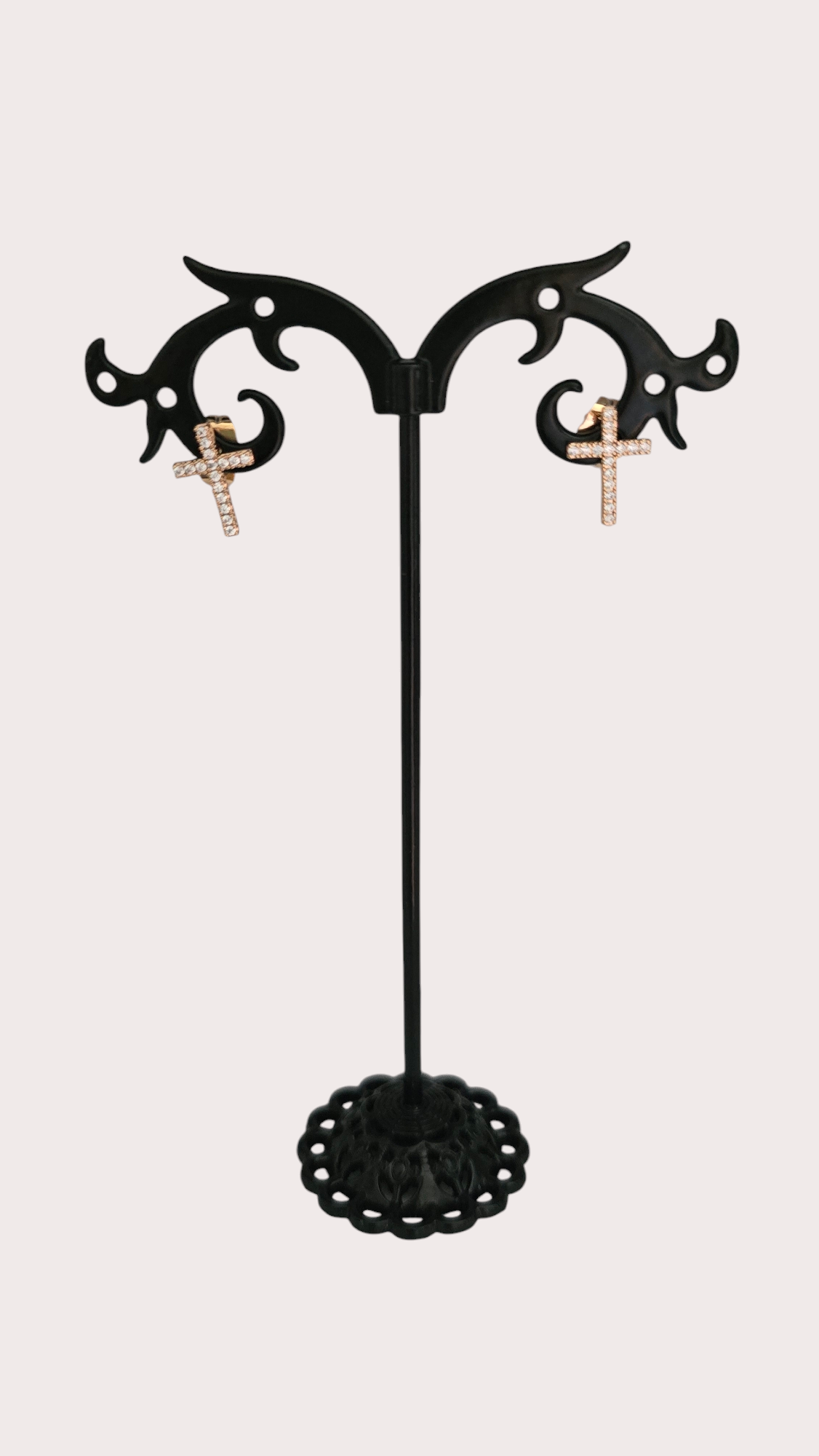 Boucles d'oreilles Croix Élégante portées - Doré à l'or fin - La Bella Dorée