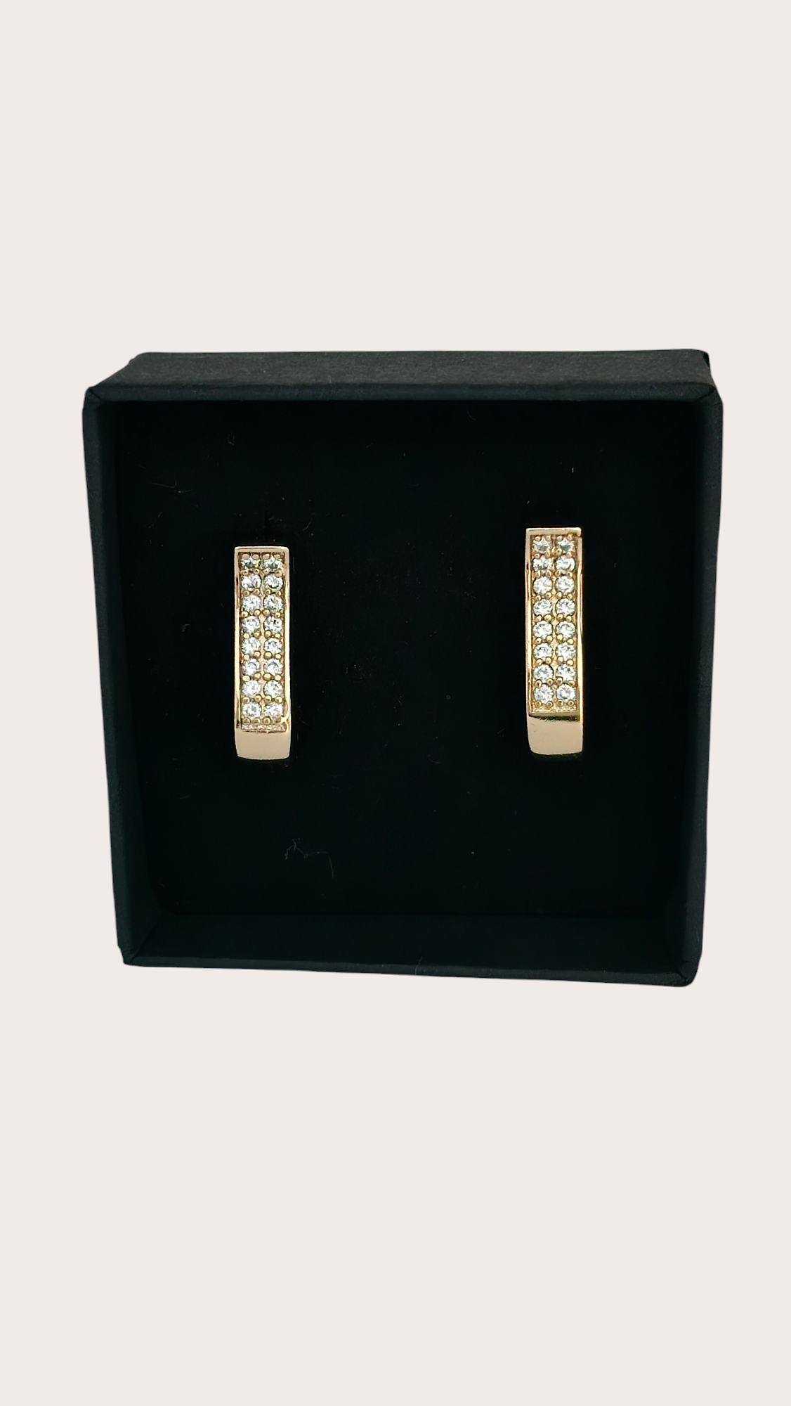 Détail du zirconium des boucles d'oreilles Élégance Courbée - Doré à l'or fin - La Bella Dorée