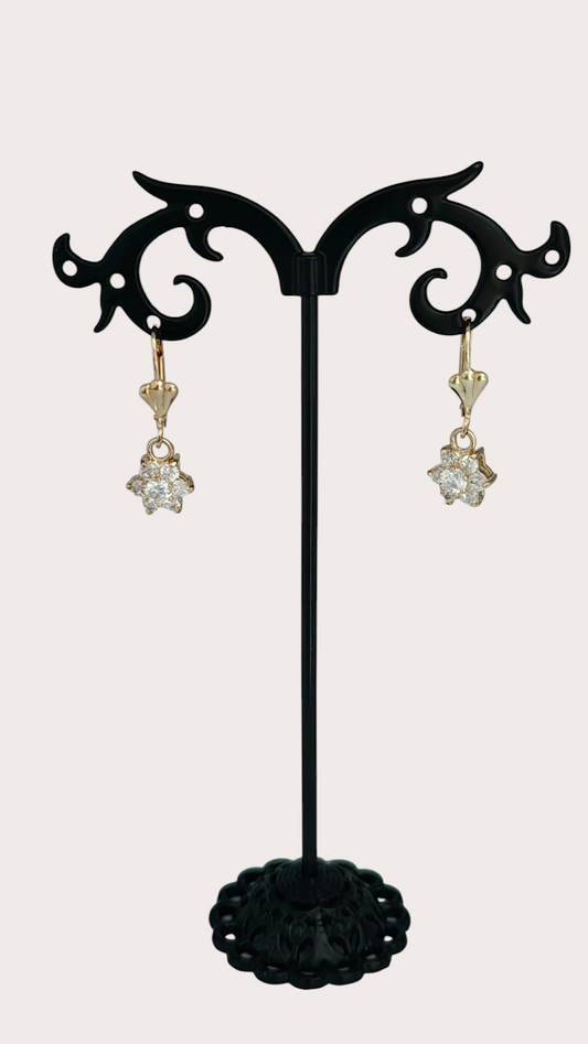 Boucles d'oreilles Fleurs Étoilées portées  - Doré à l'or fin - La Bella Dorée