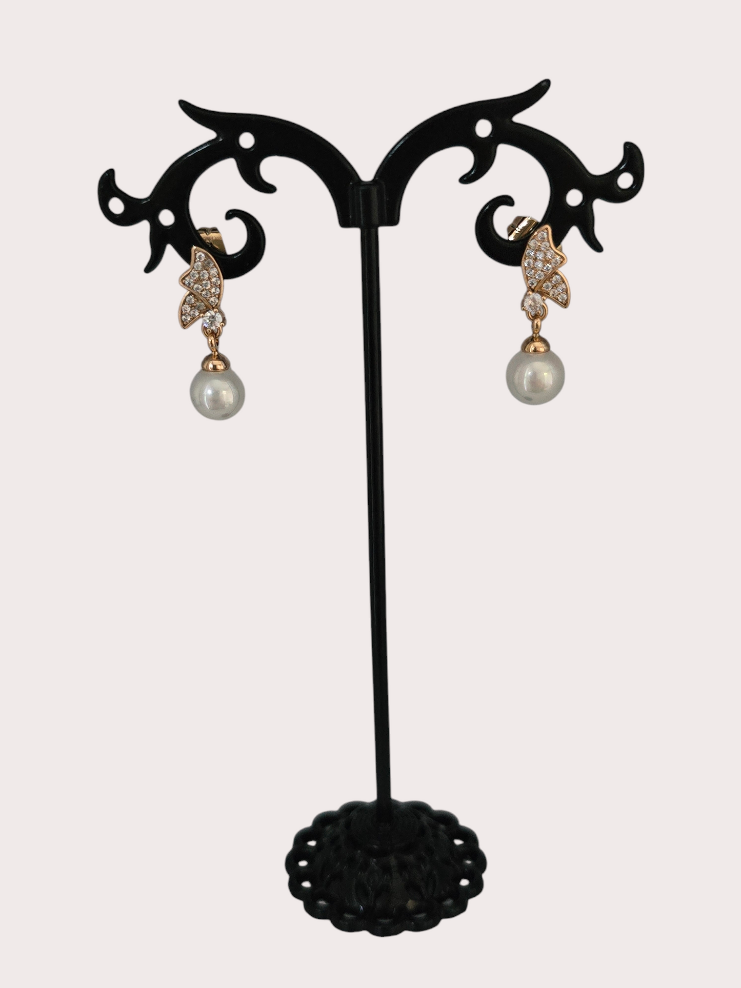 Vue portée des boucles d'oreilles Papillon & Perle - Doré à l'or fin - La Bella Dorée