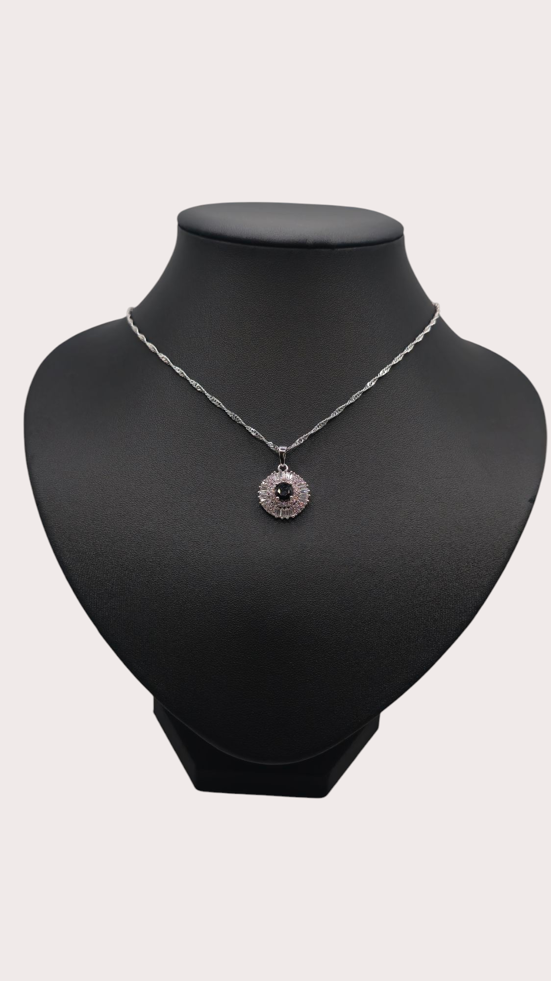 Collier Élégance Royale vu porté - Doré à l'or fin argenté - La Bella Dorée