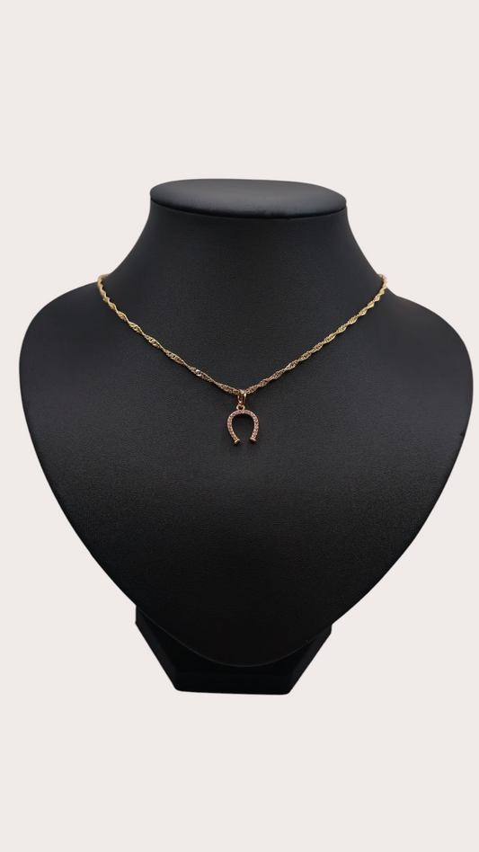 Collier Fer à Cheval Doré vu porté - Doré à l'or fin - La Bella Dorée
