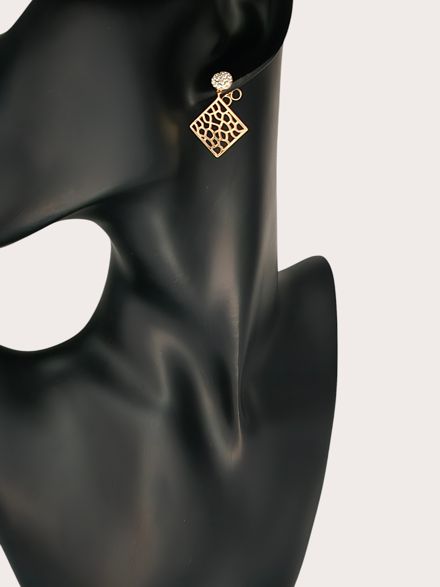 Boucles d'oreilles portées -Éclat Précieux doré à l'or fin - La Bella Dorée