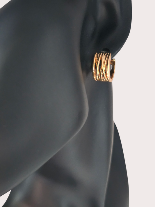 Boucles d'oreilles Élégance Entrelacée portées - Doré à l'or fin - La Bella Dorée