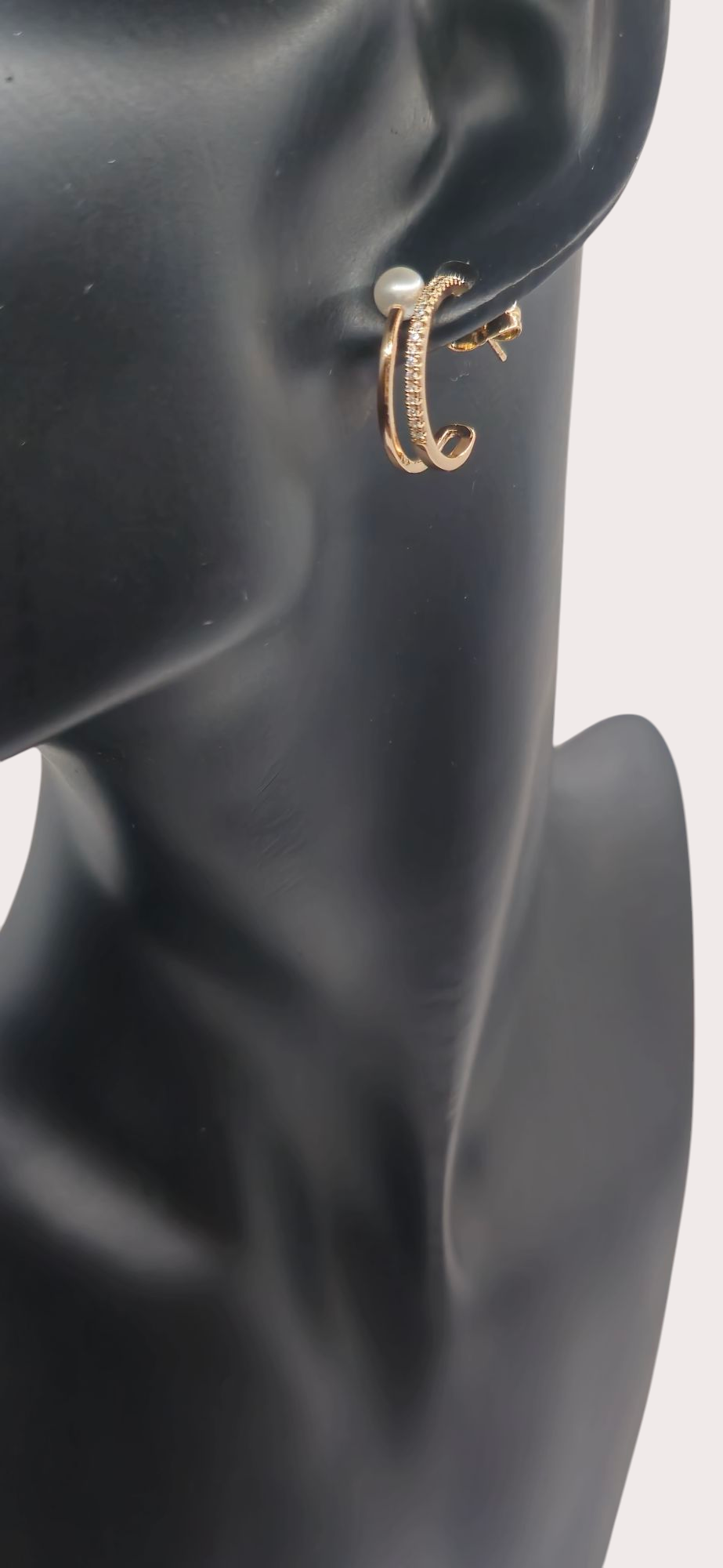 Boucles d'oreilles portées Élégance Perlée - Doré à l'or fin - La Bella Dorée