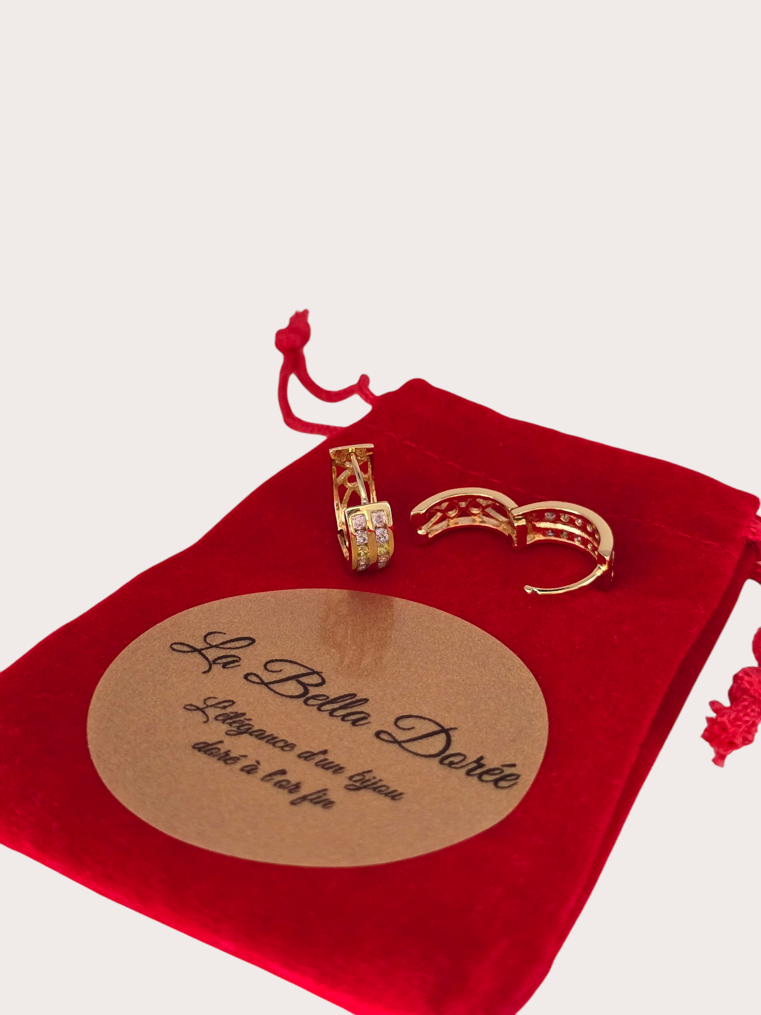 Détails fermoir des boucles d'oreilles  Prestige Pavées - Doré à l'or fin - La Bella Dorée