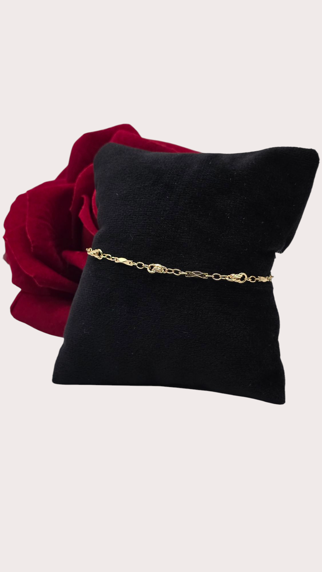 Bracelet Élégance Minimaliste porté - Doré à l'or fin - La Bella Dorée