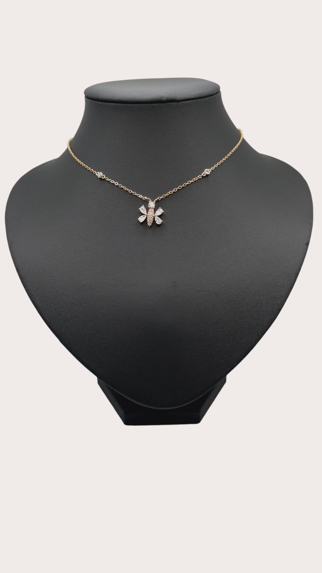 Collier L'Abeille vu porté - Doré à l'or fin - La Bella Dorée