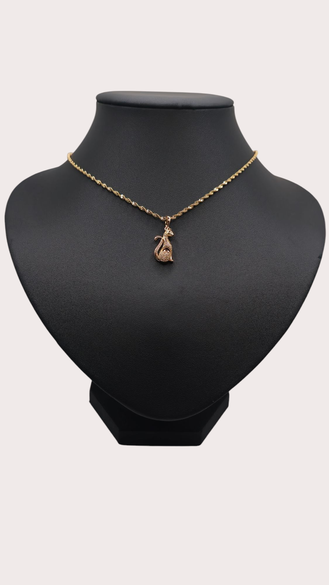 Collier Chat Élégant vu porté - Doré  l'or fin - La Bella Dorée