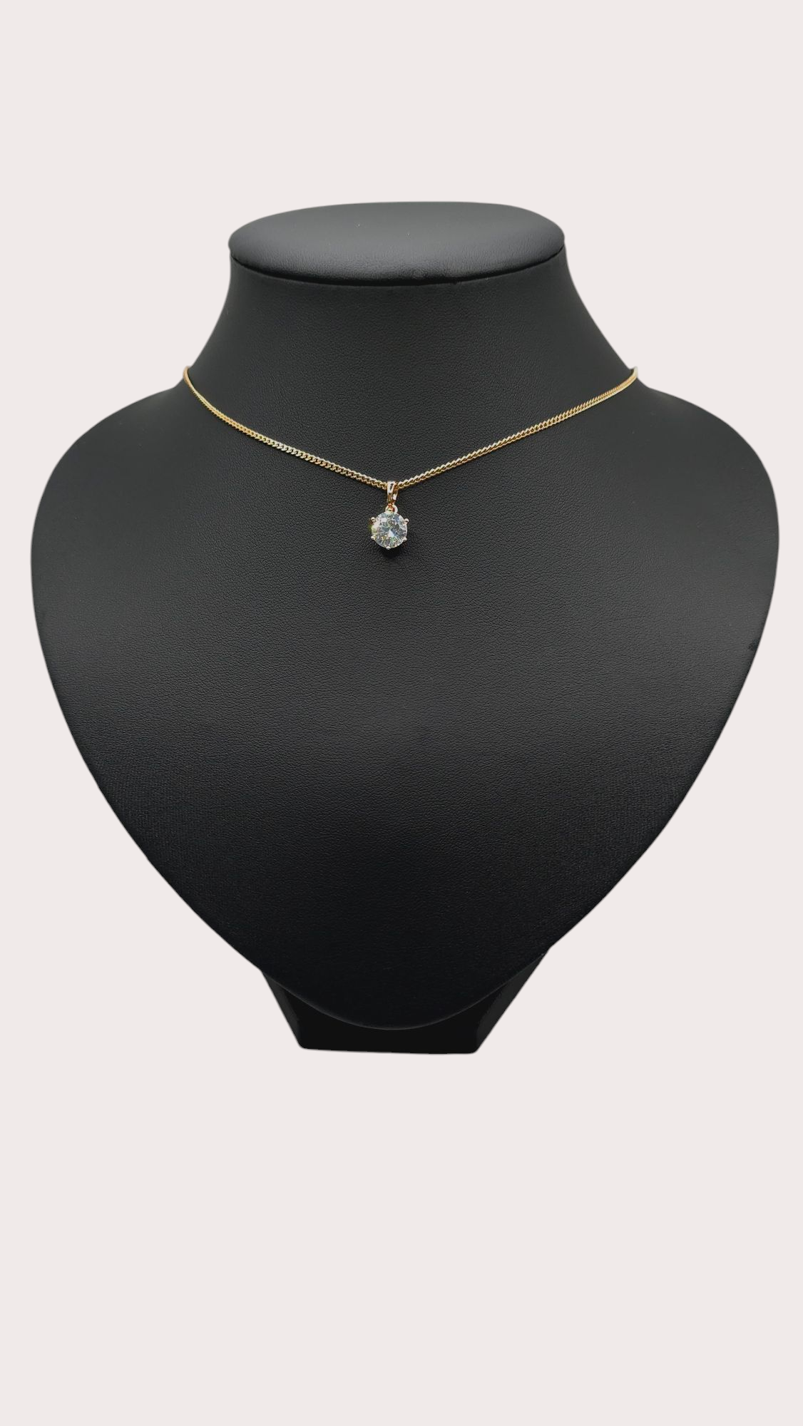 Collier Élégance Éclatante vu porté - Doré à l'or fin - La Bella Dorée