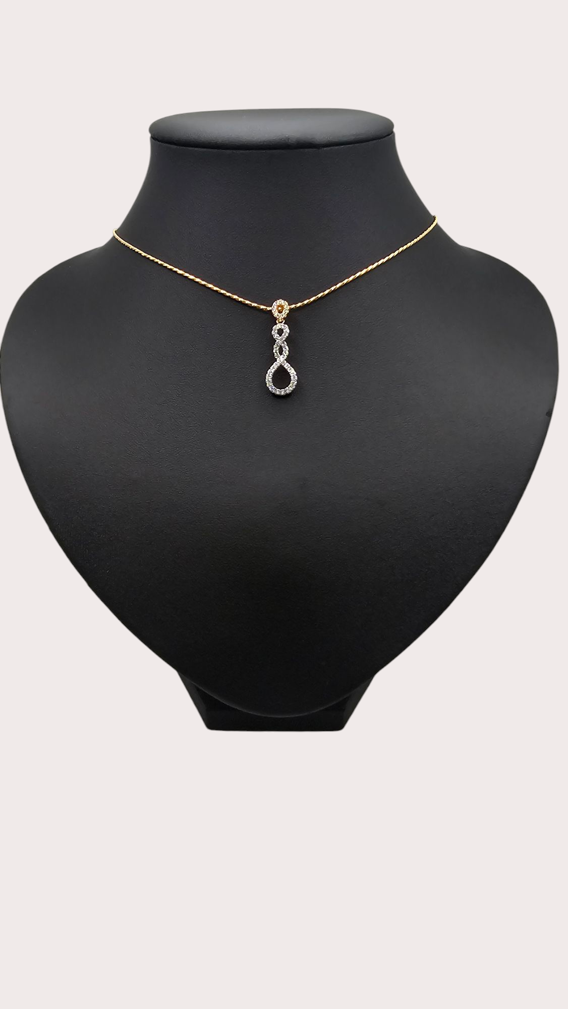 Collier Élégance Infinie vu porté - Doré à l'or fin - La Bella Dorée