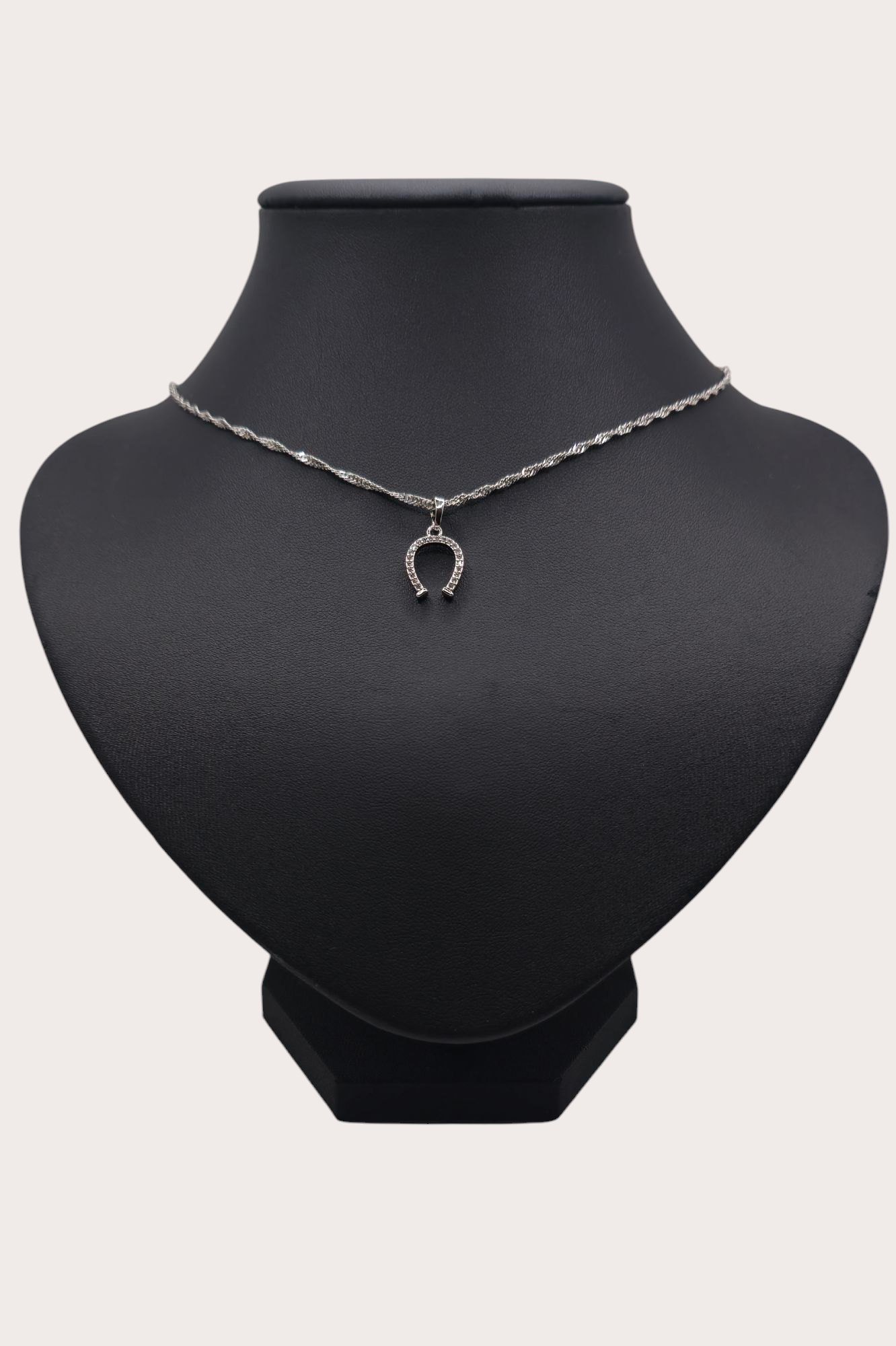 Collier Fer à Cheval Argenté vu porté - Doré à l'or fin - La Bella Dorée