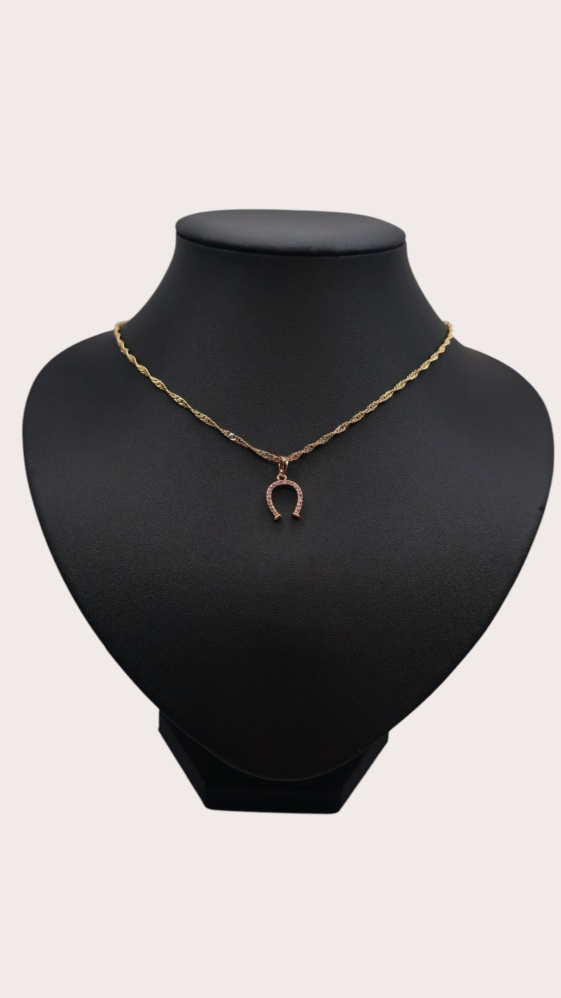 Collier Fer à Cheval Doré vu porté - Doré à l'or fin - La Bella Dorée