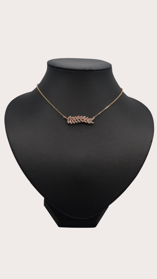 Collier Feuille Élégance vu porté - Doré à l'or fin - La Bella Dorée