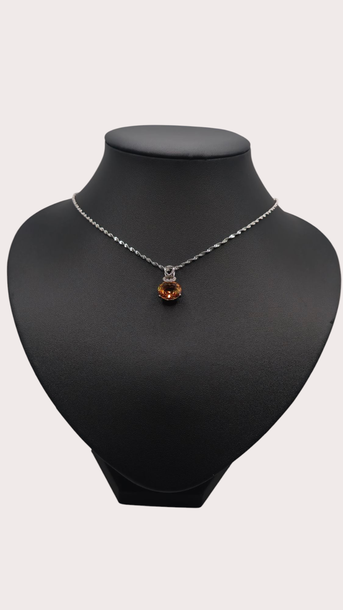 Collier Flamme d'Ambre argenté vu porté - Doré à l'or fin - La Bella Dorée