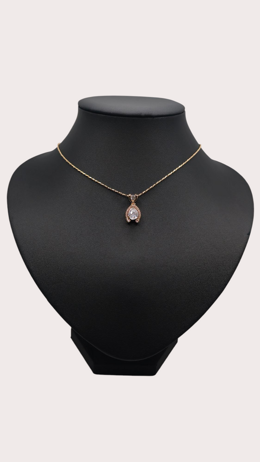 Collier Goutte d'Éclat vu porté - Doré à l'or fin - La Bella Dorée